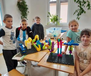 Uczniowie prezentują zbudowane przez siebie konstrukcje z klocków