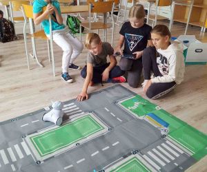 Uczniowie prowadzą roboty po miasteczku