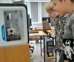 Uczniowie klasy trzeciej obserwują działanie drukarki 3D