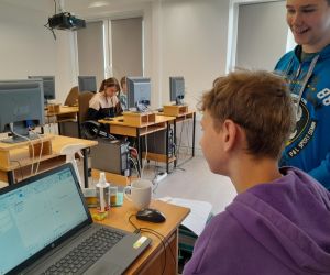 Uczniowie klasy siódmej tworzą projekt do wydruku 3D