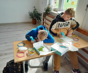 Uczniowie korzystają z długopisów 3D