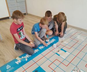 Uczniowie sterują robotem Photon