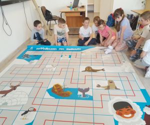 Uczniowie programują Photona do pokonania wyznaczonej trasy