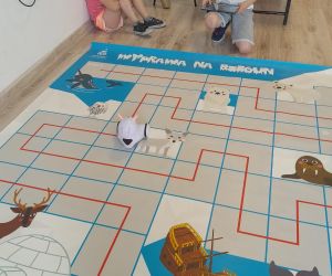 Uczniowie programują Photona do pokonania wyznaczonej trasy