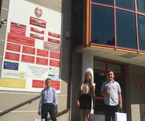 Uczniowie przed budynkiem Urzędu Wojewódzkiego w Zamościu