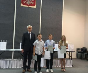 Troje uczniów z panem senatorem