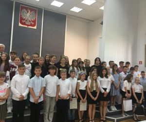 Wszyscy nagrodzeni uczniowie z panem senatorem