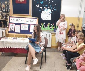 Uczennica czyta trzeci  fragment powieści