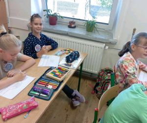 Uczniowie podczas zabaw plastycznych