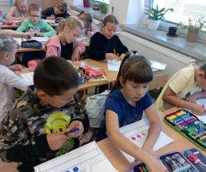 Uczniowie wykonują kropkowe obrazki