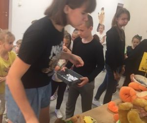 Uczennica wybiera fanty dla dzieci biorących udział w loterii fantowej