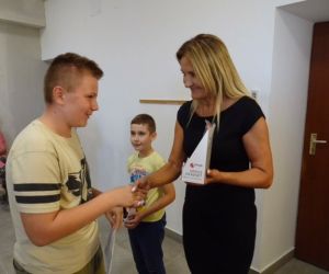 Pani dyrektor wręcza upominek najsympatyczniejszemu uczniowi z klasy VII