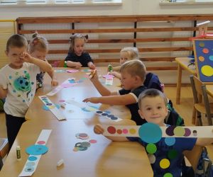 Wykonanie opasek przez 4-latki z okazji Dnia Kropki