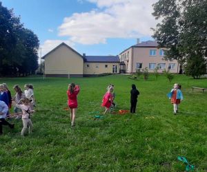 Przedszkolaki bawią się na boisku szkolnym