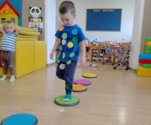 Chłopiec pokonuje tor przeszkód z kropek