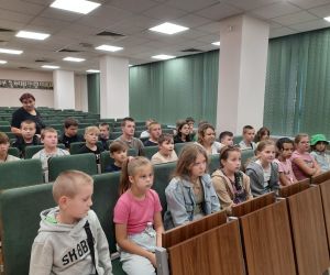 Uczniowie siedzą w sali na Uniwersytecie Przyrodniczym