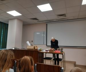 Wykładowca przygotowuje doświadczenie-wykonanie naturalnego dezodorantu