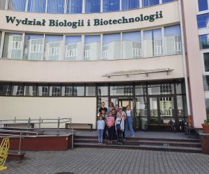 Uczniowie stoją przed Wydziałem Biologii i Biotechnologii