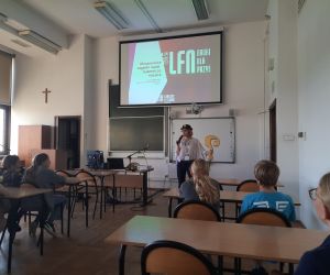 Uczniowie biorą udział w wydarzeniu Niesamowite zagadki nauki: tajemnicze miejsca