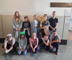 Uczniowie trzymają znak zapytania po zakończonych warsztatach na KUL