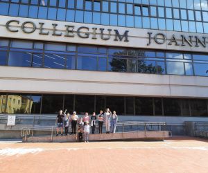 Uczniowie stoją przed budynkiem KUL