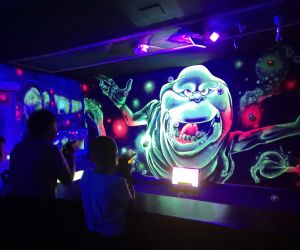 Uczniowie podczas zabawy na laserowej strzelnicy