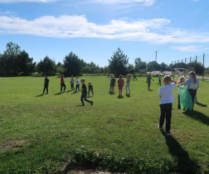 Uczniowie porządkują teren wokół szkoły