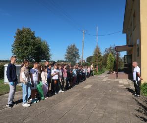Pan Dyrektor przekazuje informacje na temat sprzątania  świata