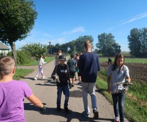 Uczniowie zbierają śmieci