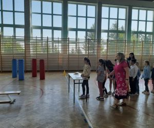 Uczniowie klas 1-3 na torze przeszkód