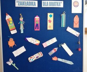 Tablica z przypiętymi kolorowymi zakładkami do książek, wykonanymi przez dzieci