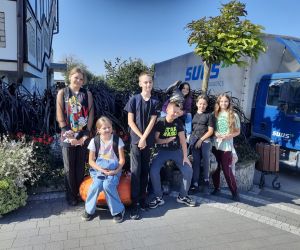 Uczniowie przed restauracją