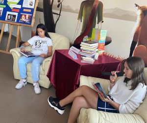 uczniowie czytający