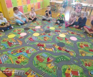 dzieci słuchają opowiadania - w tle kolorowe kropki