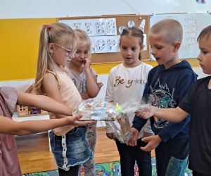 dzieci podają sobie rączki