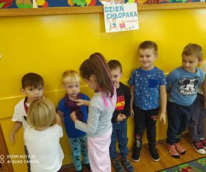 dziewczynki wiążą chłopcom krawaty