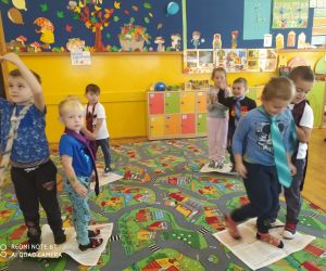 dzieci tańczą na gazetach