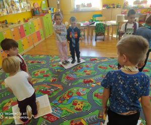 dzieci tańczą energicznie w rytm muzyki