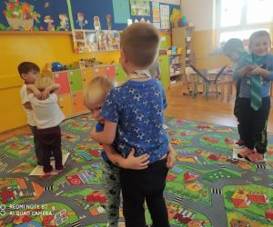 dzieci przytulają się do siebie stojąc w parach