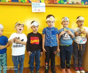 chłopcy prezentują samodzielnie wykonane opaski na głowę