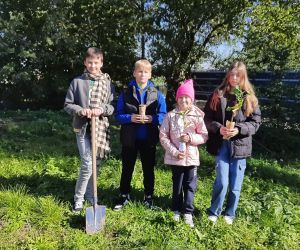 Uczniowie przygotowują się do sadzenia drzew