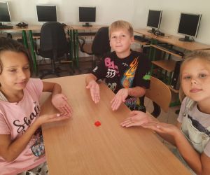 Uczniowie prezentują wydrukowaną kostkę