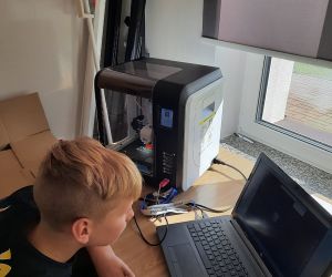 Uczeń przygotowuje wydruk 3D