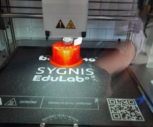 Drukarka podczas drukowania cylindra