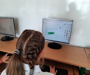 Uczennica projektuje brelok