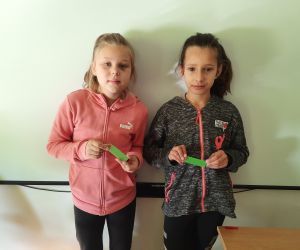 Uczennice z wydrukowanymi brelokami