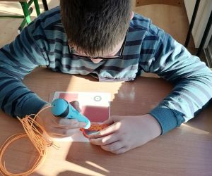 Uczeń pracuje z długopisem 3D