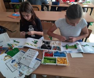 Uczennice budują z klocków Lego