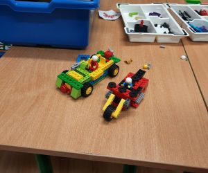 Pojazdy zbudowane z klocków Lego