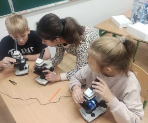Uczniowie oglądają preparaty pod mikroskopem